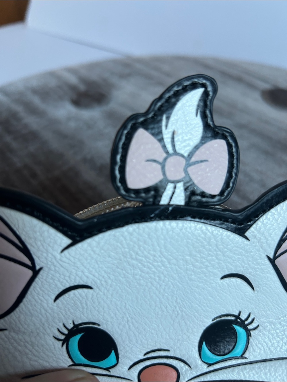 Disney THE ARISTOCATS White Cat Face Coin Purse with Pink Bow and Blue Eyes - Picture 2 of 6